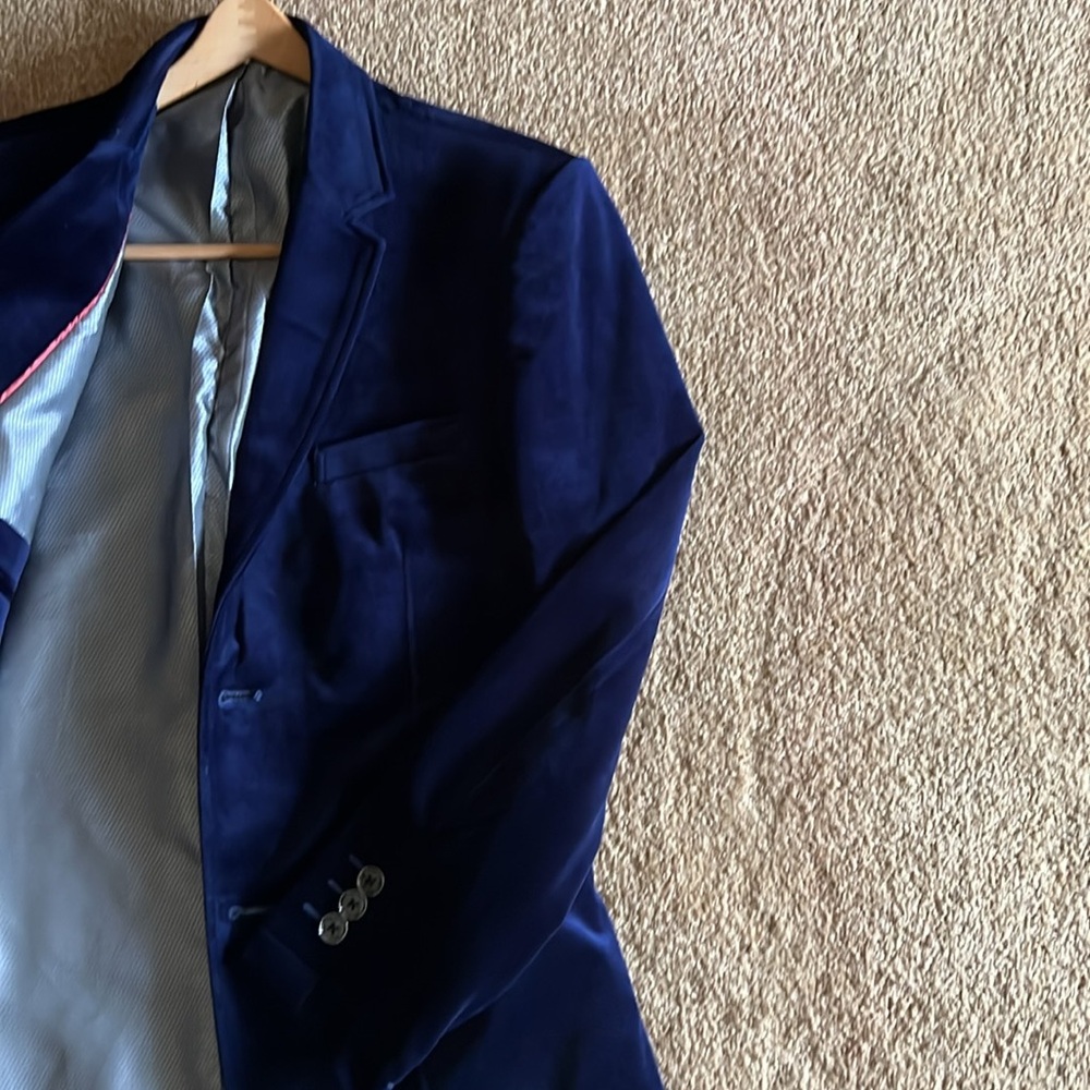 Unisex jacket,European designer. XL but runs smaller.